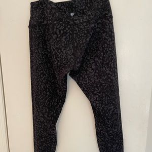 Lululemon black camo 25’ leggings